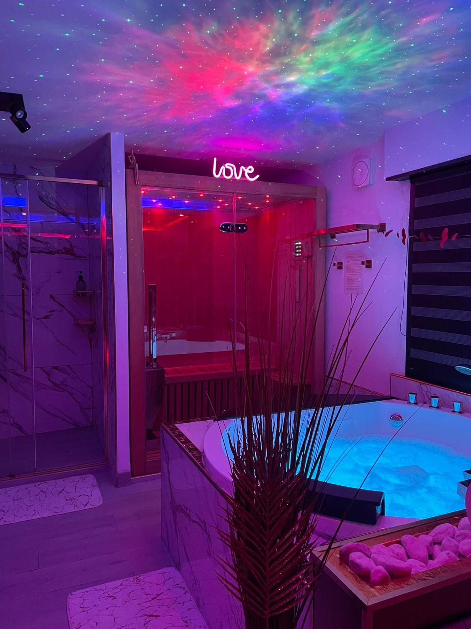 L'Aurore suite de charme, clim jacuzzi, sauna, piscine chauffée cuisine... Carpentras Exterior foto